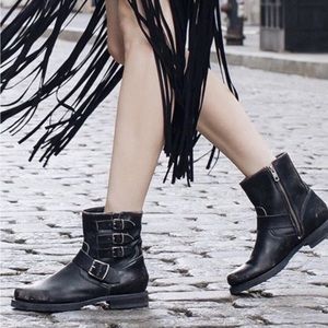 FRYE Women's 3470582-BLK Veronica
Belted Short Black Boots. Size 7B